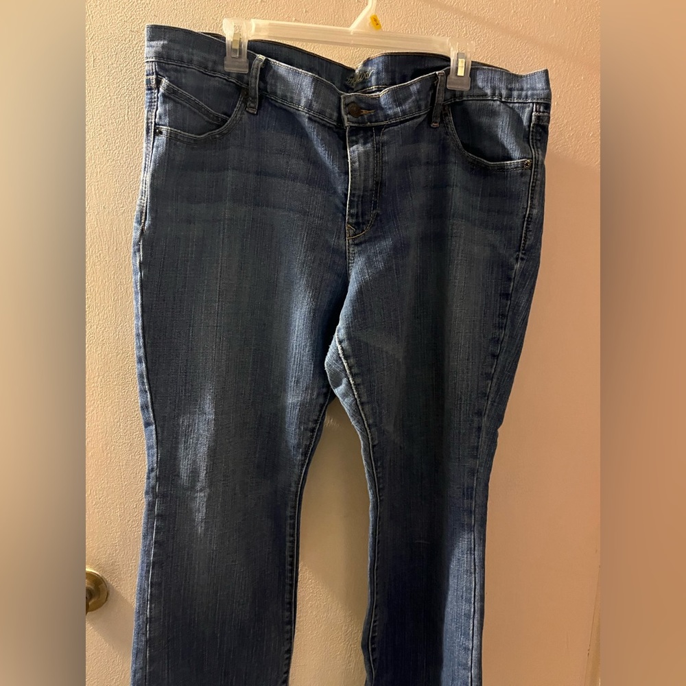 Woman’s old navy jeans 18 short